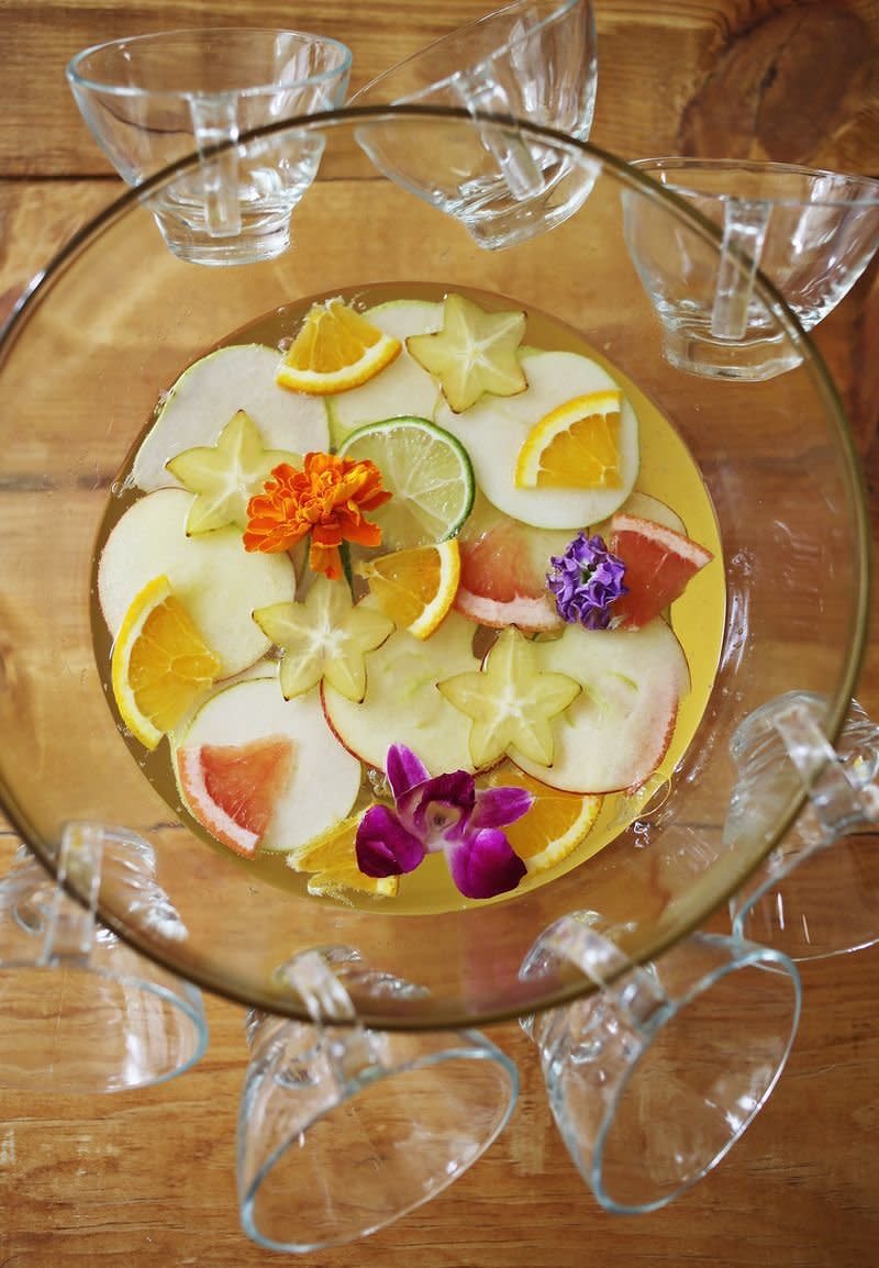<strong>Get the <a href="http://www.abeautifulmess.com/2013/08/four-seasons-punch.html" target="_blank">Four Seasons Sparkling Punch recipe </a>from A Beautiful Mess</strong>
