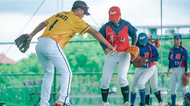 第十二屆中信盃黑豹旗開賽前特別安排「女黑豹賽前衝刺班」，7日邀請臺中台壽霸龍成棒隊球星於臺中市霧峰舊正棒球園區為來自全臺7所學校的女子棒球選手提供全方位特訓。（圖／中信銀行提供）