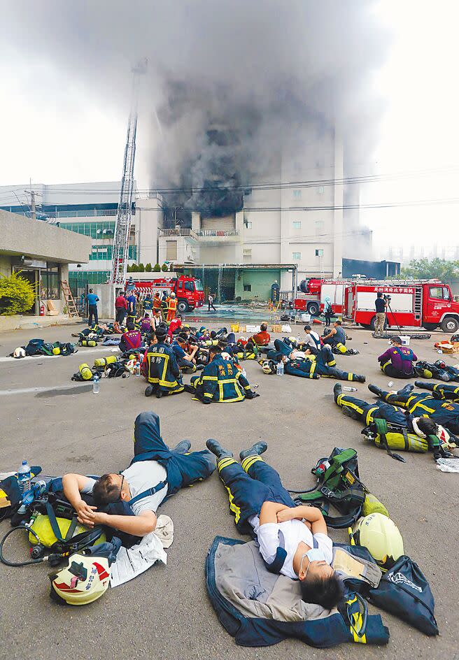 敬鵬大火奪8命，董事長等6人獲輕判，桃檢千字文直言「輕縱」，將待收到判決書後提起上訴，圖為2018年火災發生當時，由於火勢延燒整夜，徹夜未眠的消防隊員累得席地而睡。（本報資料照片）