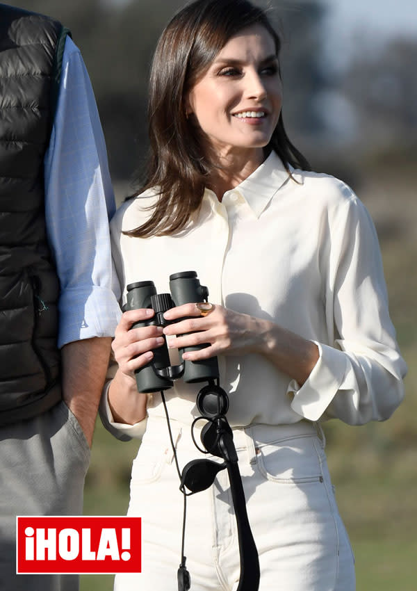 Letizia con camisa blanca y pantalones vaqueros