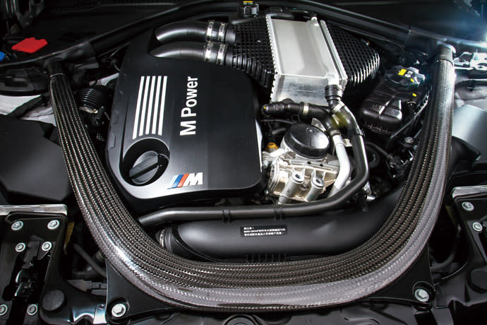 M2 Competition換上一具代號S55B30的3.0升渦輪增壓引擎，輸出稍微調降至410hp/56.1kgm之譜，另外並加入在M3/M4上所用上的碳纖維引擎室拉桿，能強化車身剛性之餘，更能達到減輕重量的優異表現。 版權所有/汽車視界