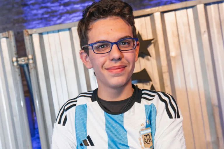Valentín Torres Erwerle, el joven de 17 años que es furor en Twitter por sus hilos y consiguió la fama de traer buena suerte