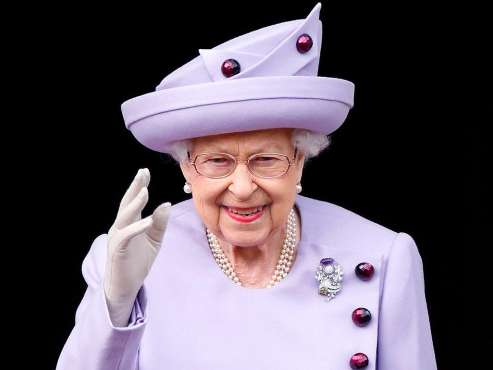 Queen Elizabeth II. setzt zum royalen Gruße an. (Bild: getty/[EXTRACTED]: Max Mumby/Indigo/Getty Images)