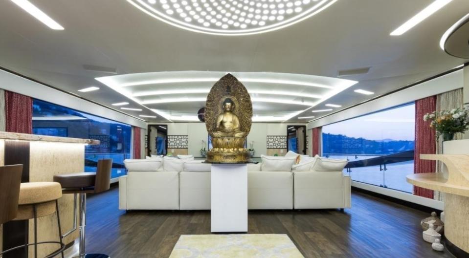 Asimismo, alberga varios salones decorados con lujosos muebles. El principal cuenta con una superficie de 80 metros cuadrados. (Foto: John Brown / <a href="http://www.yachtcharterfleet.com/luxury-charter-yacht-46797/khalilah-photos.htm#yacht-tabs" rel="nofollow noopener" target="_blank" data-ylk="slk:Yacht Charter Fleet;elm:context_link;itc:0;sec:content-canvas" class="link ">Yacht Charter Fleet</a>).