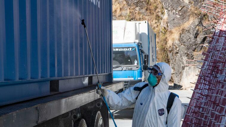 Der Coronavirus hat Auswirkungen auf die Logistik. Für Unternehmen die keine Alternativen finden, könnten Transportkosten erst mal in die Höhe schiessen. Foto: dpa