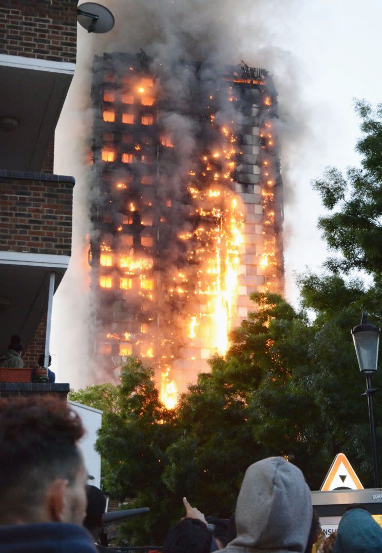 英國倫敦1棟24層的公寓大樓14日發生大火，熊熊烈燄幾乎吞噬整棟樓一側的畫面，令人怵目驚心。（中央社/共同社提供）