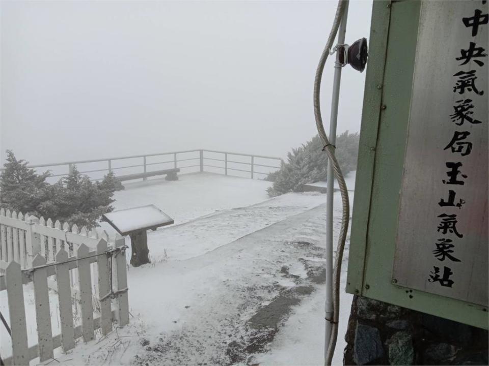 玉山北峰積雪厚度達0.5公分。（圖／玉山氣象站提供）