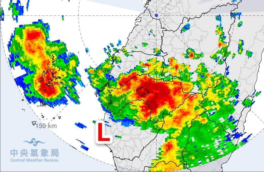 氣象粉專「觀氣象看天氣」則警告，真的不要小看這個低氣壓！嘉義雨勢相當猛烈，部份地區時雨量已破百，要嚴防淹水災情！   圖：翻攝自「觀氣象看天氣」臉書專頁
