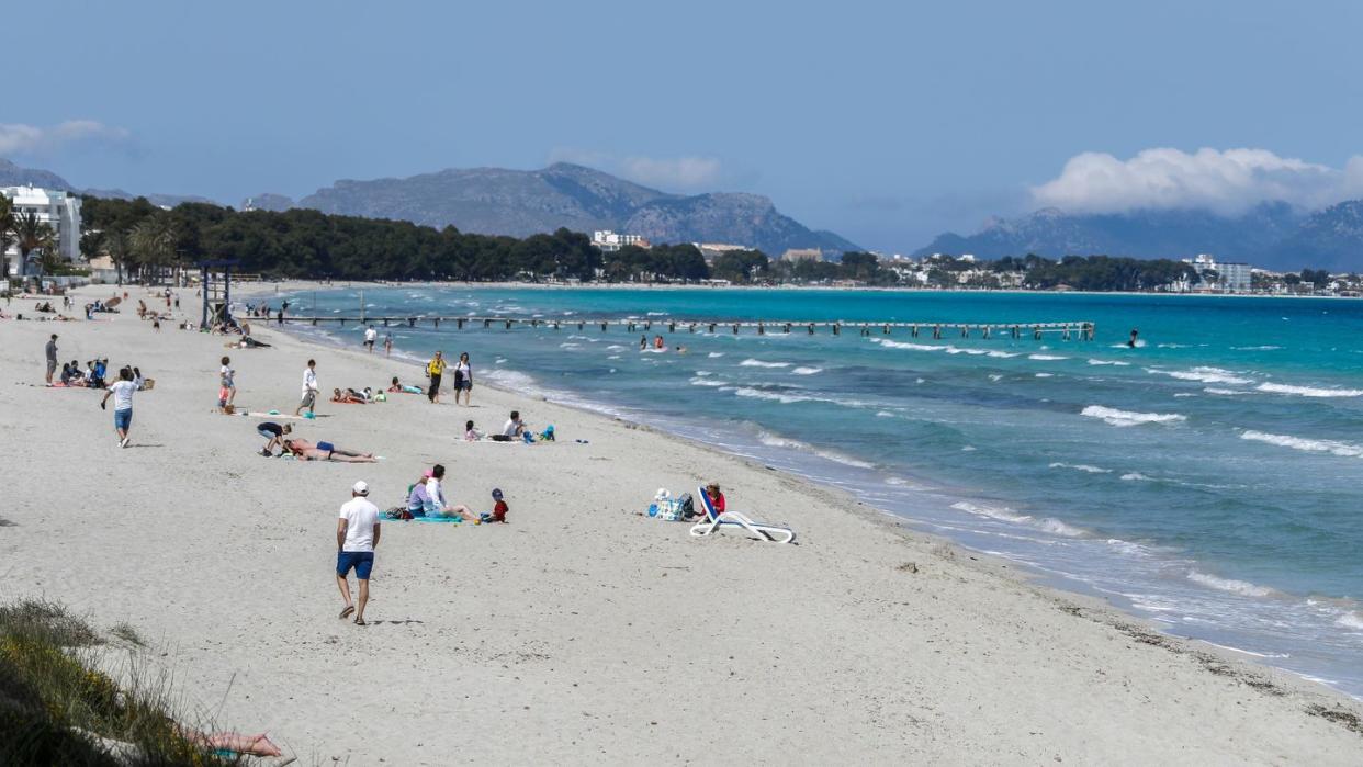 Auf Mallorca wie hier am Strand von Muro bleibt die Corona-Lage entspannt.