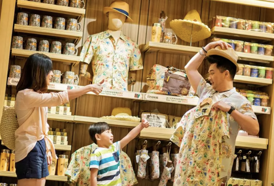 Guests can go to the specialty stores in the resort theme hotels to collect a variety of handicrafts and themed boutiques.