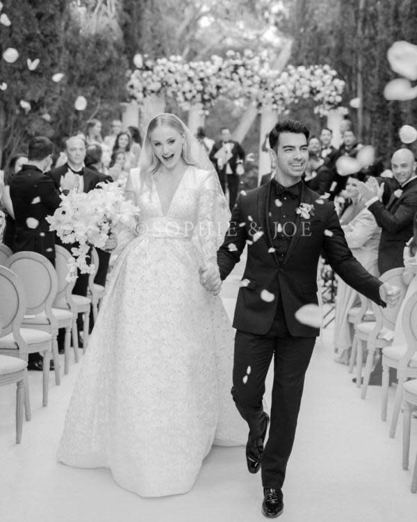 Sophie Turner y Joe Jonas en su boda (Fuente: Vogue)