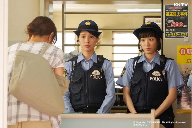 戶田惠梨香（左）和永野芽郁在《秘密內幕-女警的反擊-》搭檔於派出所幫助小市民，故事詼諧有趣。（KKTV提供）