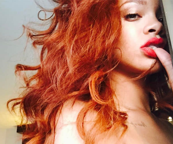 Rihanna avec des cheveux roux