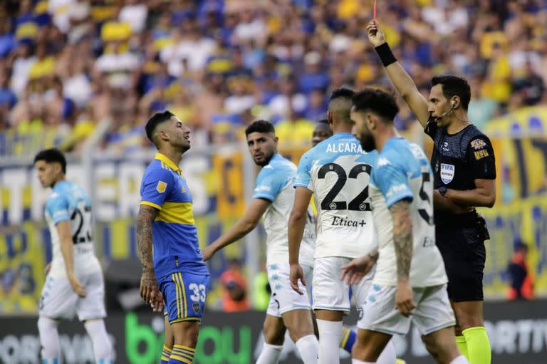 Tello le muestra la tarjeta roja a Villa, uno de los 7 jugadores de Boca que fue expulsado cuando disputó el Trofeo de Campeones con Racing