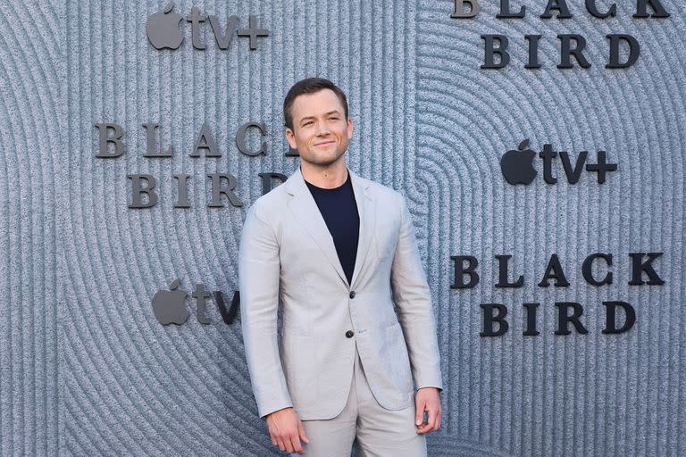 Taron Egerton en la premiere de Black Bird en Los Angeles, California