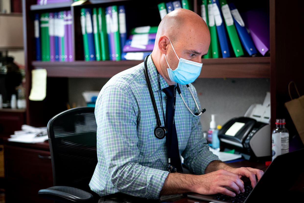 David Diemert es el experto en enfermedades infecciosas que dirige el ensayo clínico en el Hospital Universitario George Washington. (Erin Schaff/The New York Times)