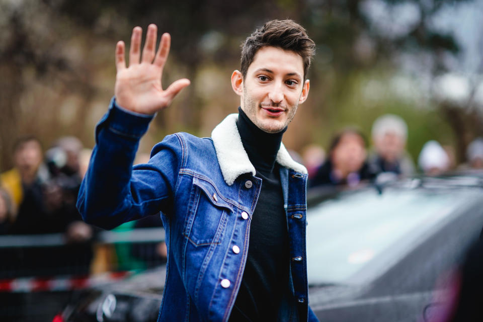 Invité de l'émission<em> Clique Claque </em>sur Clique TV en février 2019, Pierre Niney s'est confié sur son improbable rencontre avec sa manager. "<em>Je jouais un chien. C'était improbable. Un agent était là, au lycée. J'étais le seul à avoir accepté de jouer le chien dans la pièce. Elle m'a repéré et je jouais un chien. Après, elle m'a vu dans une autre pièce mais quand même, le premier contact, c'était ça. C'était fou</em>", déclare celui qui explique s'être inspiré du film <em>Didier </em>et d'Alain Chabat pour se glisser dans la peau de ce personnage très particulier. (<em>crédit Getty</em>)