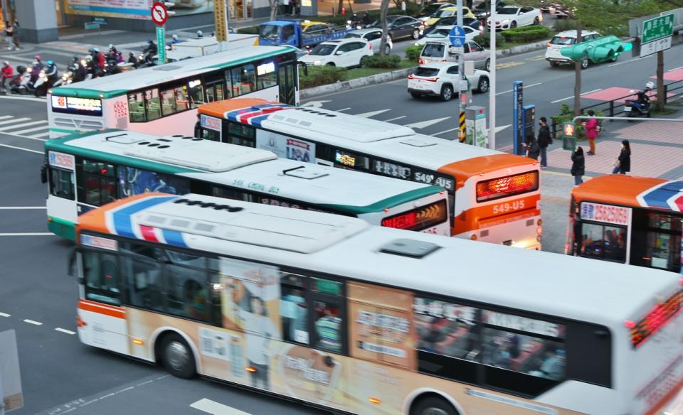 市區公車司機工作時間長，路況複雜、風險也相對高。 公車示意圖。 聯合報系資料照／記者陳正興攝影 