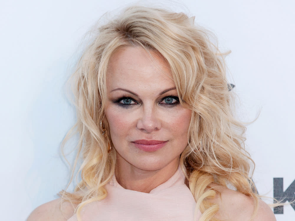 Schauspielerin Pamela Anderson verkauft ihre Malibu-Villa (Bild: Shutterstock.com / Andrea Raffin)