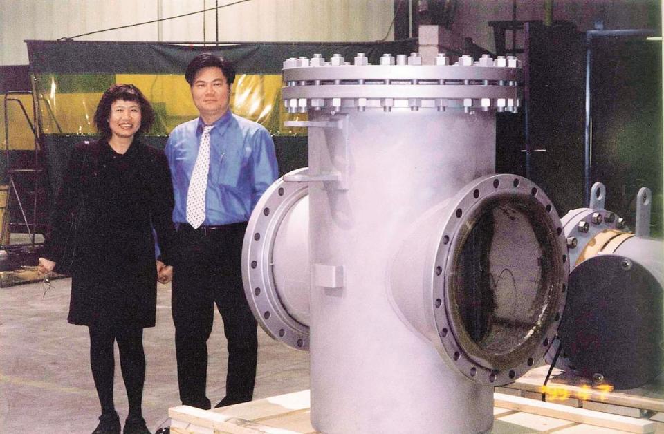 2003年何兆全（右）與吳玲美（左）主導旭然從代理邁向生產，提供一條龍式的客製化服務。（旭然提供）