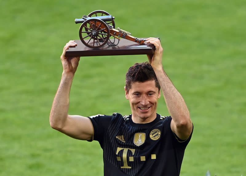 Foto del sábado del delantero de Bayern Munich Robert Lewandowski celebrando con un trofeo tras romper el récord de goles en una temporada en la competencia