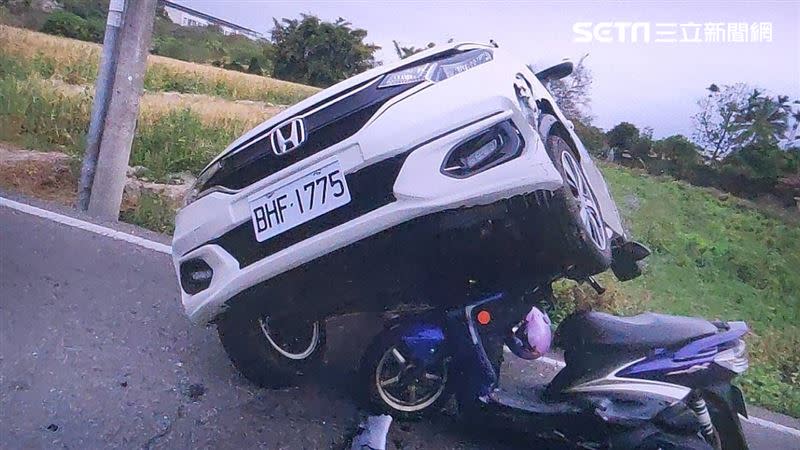 台中市大雅區發生3車事故，後方機車竟直接頂起轎車。（圖／翻攝畫面）