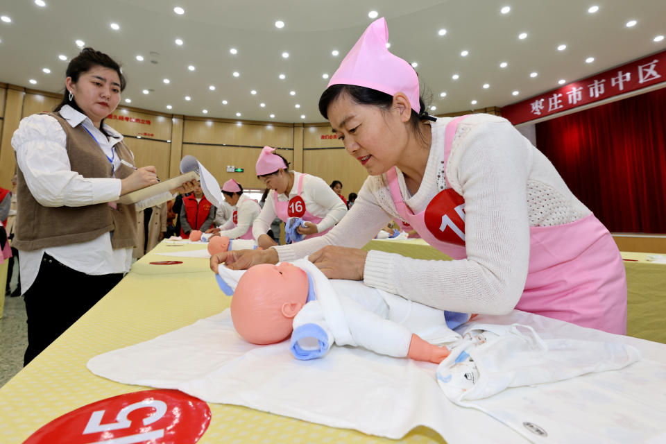 2023年4月27日，山東省棗莊月嫂在進行新生兒護理技能競賽。（圖／新華社）