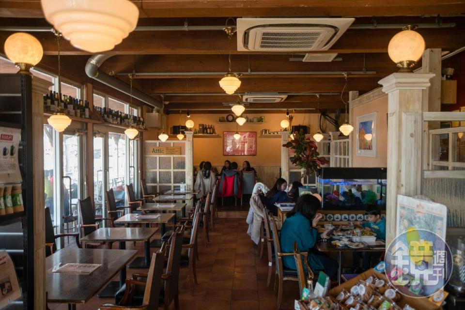 Attic的室內用餐空間溫馨舒適，還兼賣咖啡與出島咖啡口味的長崎蛋糕。