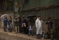 Periodistas esperan afuera de la casa del expresidente Carlos Ghosn en Beirut, Líbano, el viernes 3 de enero de 2020. (AP Foto/Maya Alleruzzo)