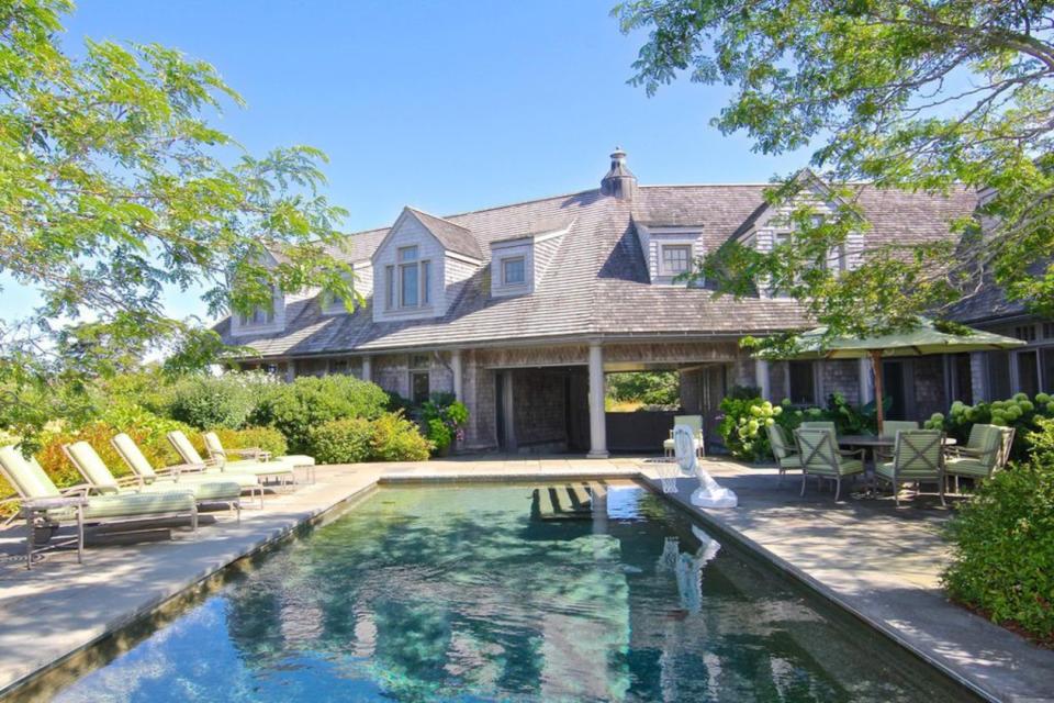 Esta es la piscina, situada en uno de los laterales de la casa y que cuenta con una barbacoa. (Foto: <a href="http://www.realtor.com/realestateandhomes-detail/79-Turkeyland-Cove-Rd_Edgartown_MA_02539_M46762-74498?view=qv" rel="nofollow noopener" target="_blank" data-ylk="slk:Realtor.com;elm:context_link;itc:0;sec:content-canvas" class="link ">Realtor.com</a>).