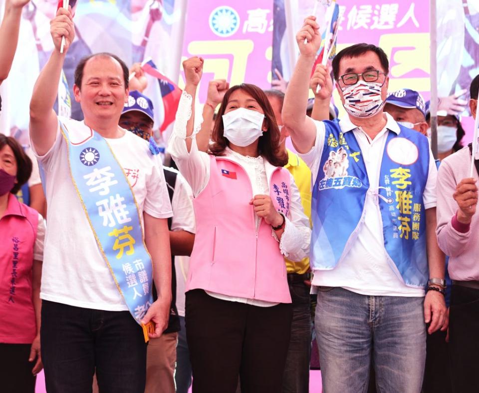 高雄市議員李雅芬競選總部成立大會一日上午十時舉行，現場擠滿了支持者，高呼凍蒜聲中，前立委黃昭順授戰給李雅芬，前副市長李四川為她披彩帶。（記者吳文欽攝）