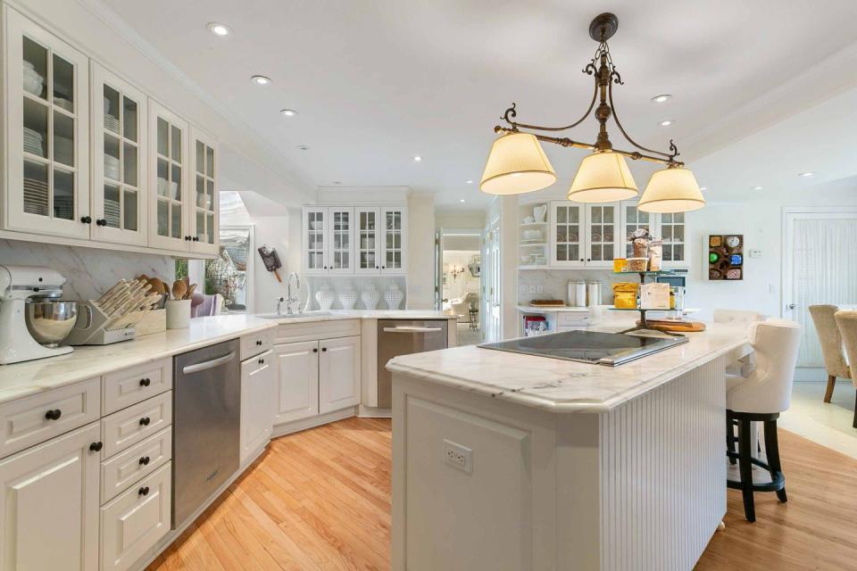 7) The classic, all-white kitchen.