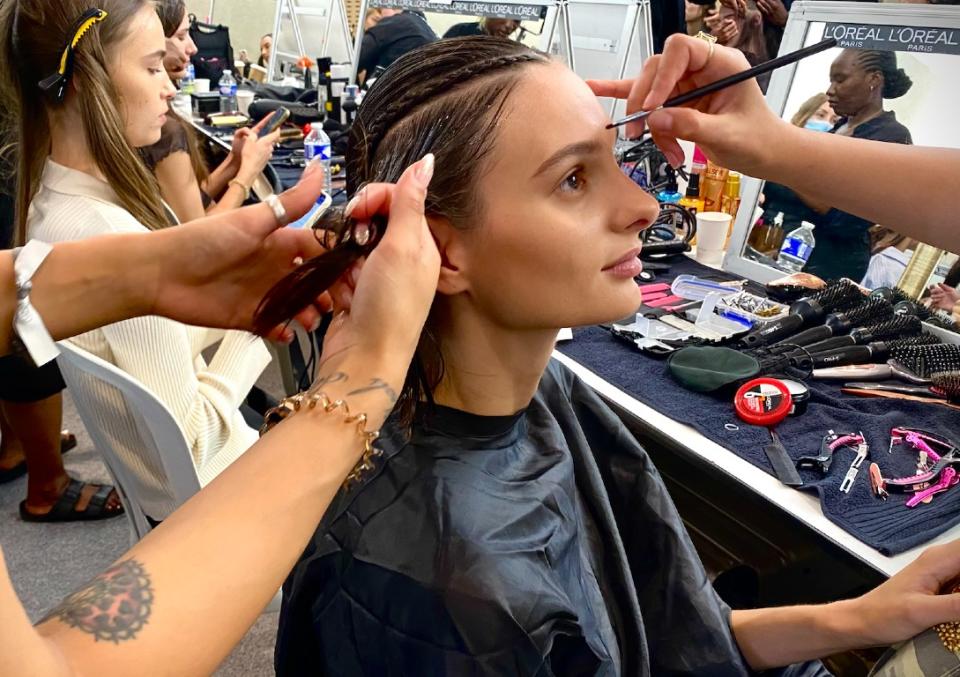 Cheveux effet mouillé et tressés