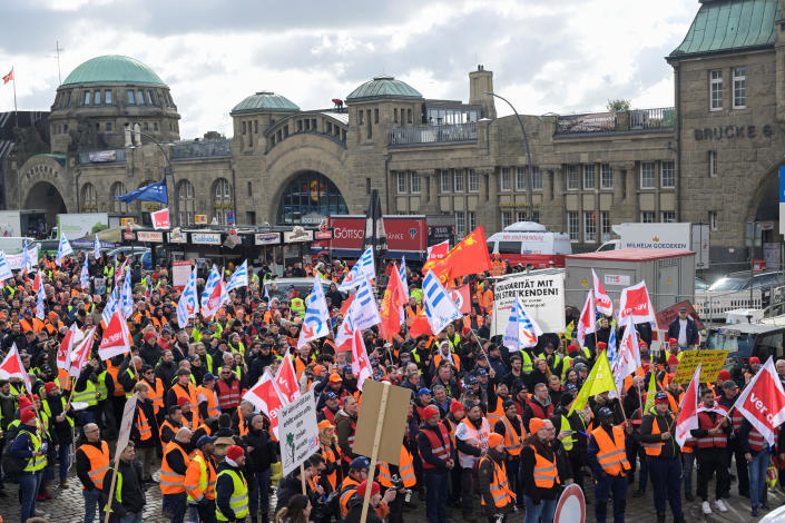 Demonstranten im Hafen von 'Landungsbrücken' während eines landesweiten Streiks der deutschen Gewerkschaft Verdi wegen eines Tarifstreits am 27. März 2023 in Hamburg, Deutschland.  REUTERS/Fabian Bimmer