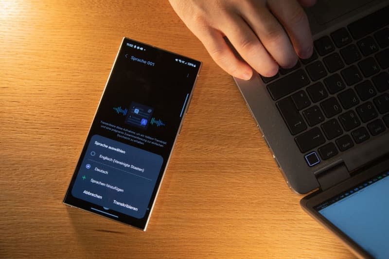Recording speech and converting it to text? AI-based features like these are now being added to older Samsung Galaxy phones. Christin Klose/dpa