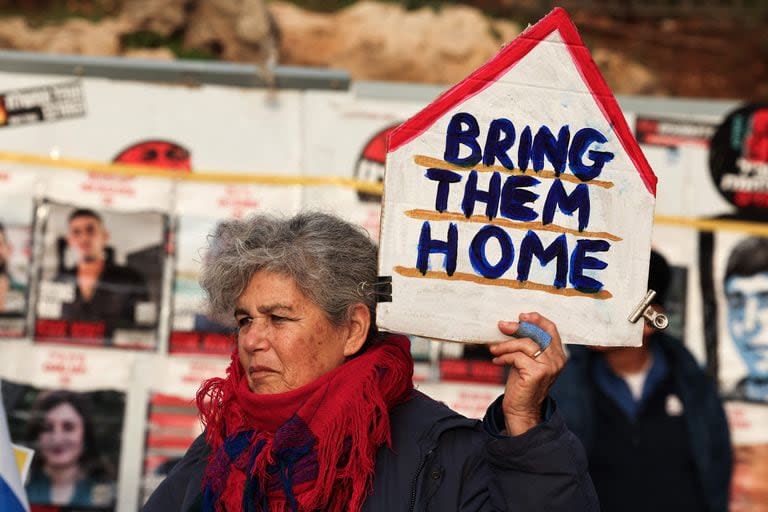 Un manifestante levanta un cartel durante una concentración para exigir la liberación de los israelíes tomados como rehenes, frente al Parlamento israelí en Jerusalén el 15 de enero de 2024. 