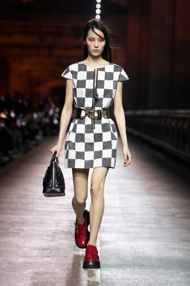 Louis Vuitton SS23: Nicolas Ghesquière presents a collection on a