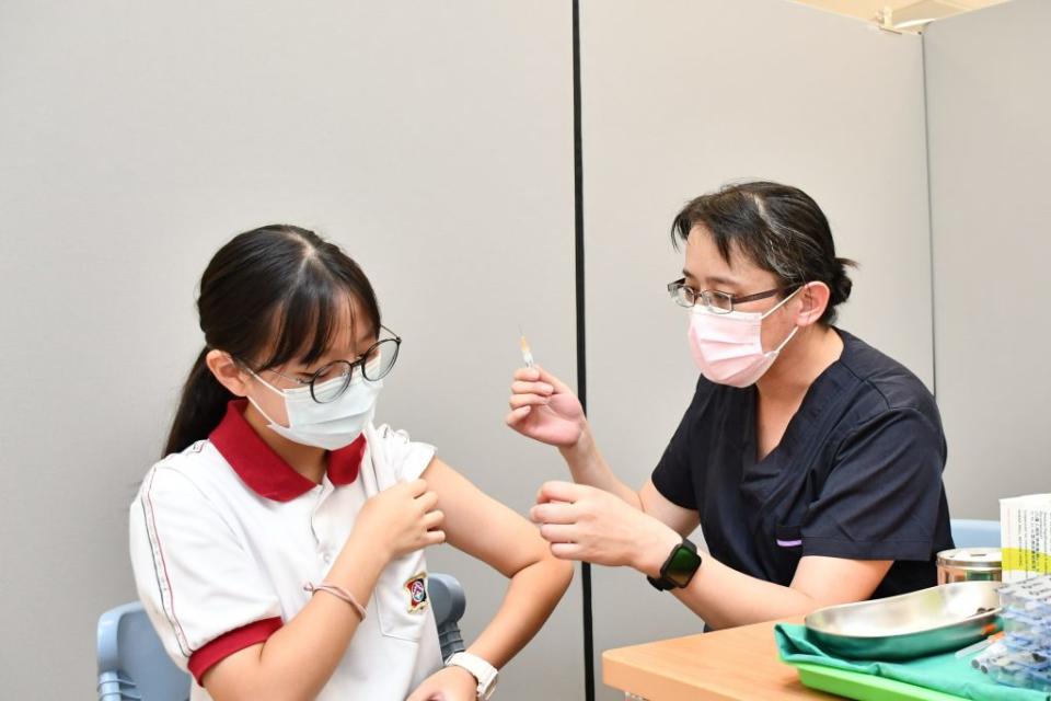 新竹市政府推動全市國中女生施打人類乳突病毒HPV 9價疫苗，5日起於市轄21所校園巡迴免費開打，預計超過2400位學生受惠。(記者曾芳蘭攝)