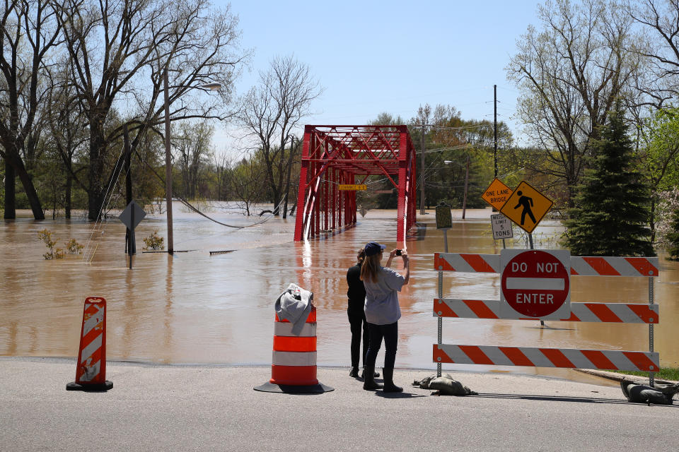 Residents inspect the floodwaters flowing from the Tittabawassee River into the lower part of downtown on May 20, 2020 in Midland, Michigan. (Gregory Shamus/Getty Images)