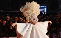 Ausladende Mega-Falten und eine Frisur wie ein riesiger Duschschwamm: Auch das kann Lady Gaga tragen. Sieht allerdings ziemlich unbequem aus. (Bild: Getty Images/Ian Gavan)