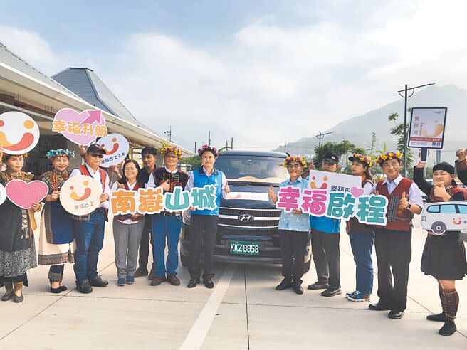 屏東縣瑪家南嶽山城幸福巴士「水門轉運站－舊排灣接駁線」1日正式通車。（謝佳潾攝）