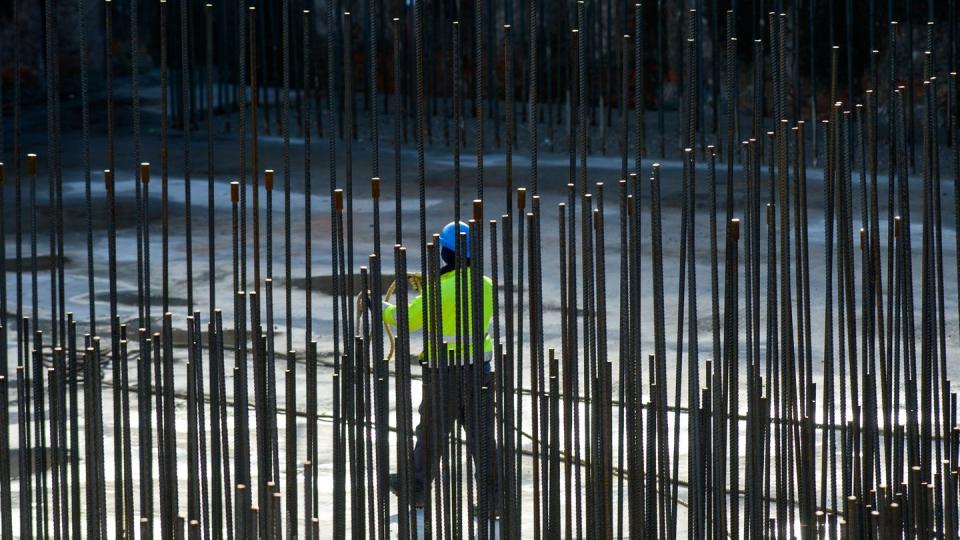 Ein Arbeiter geht über eine Großbaustelle. Die Baubranche könnte durch eine Digitalisierung Milliarden einsparen.