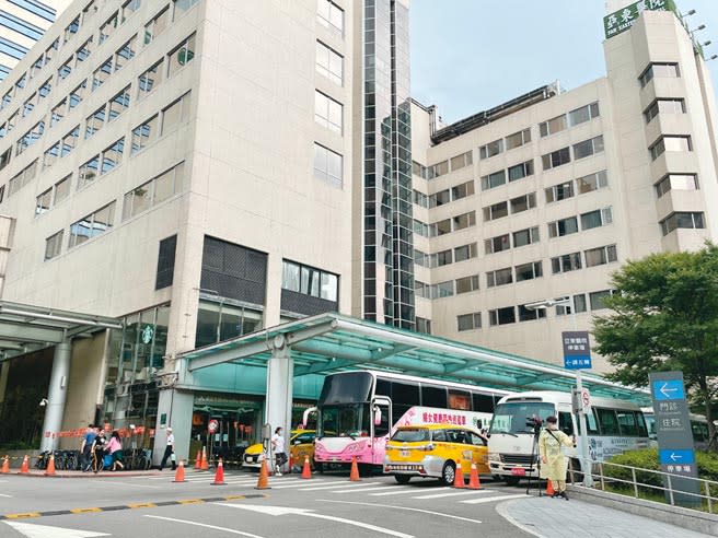 亞東醫院18日證實院內1名確診者死亡。（葉書宏攝）