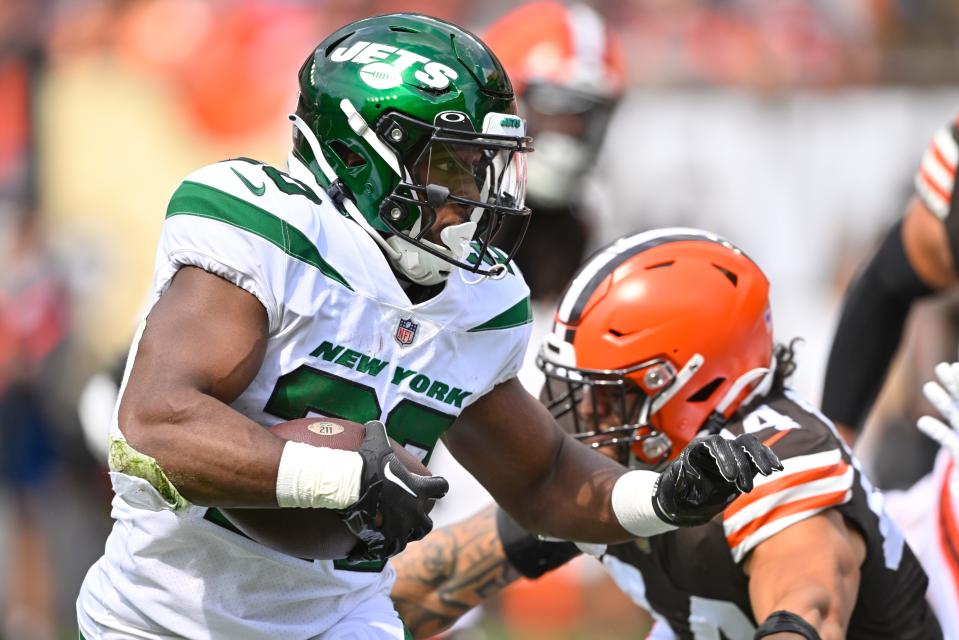 New York Jets running back Breece Hall runs as Browns linebacker Sione Takitaki pursues during the first half, Sunday, Sept. 18, 2022, in Cleveland.