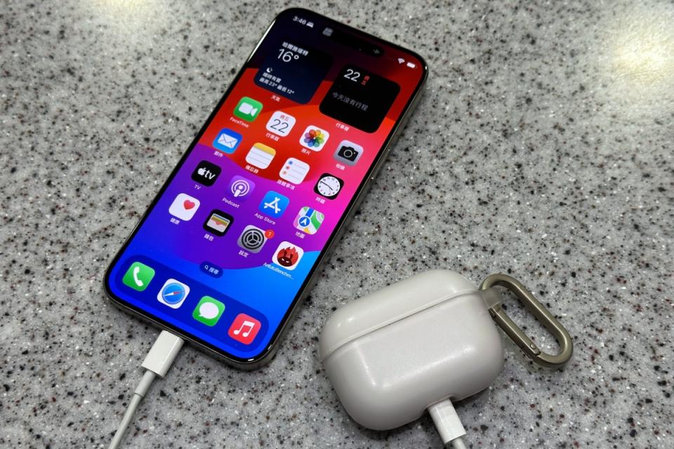 ▲透過4.5W逆向電力輸出幫AirPods Pro充電