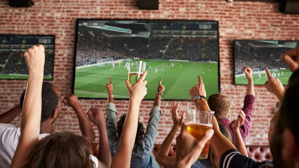 PHOTO: People watching a game in a sports bar on TV screens. (STOCK PHOTO/Getty Images)