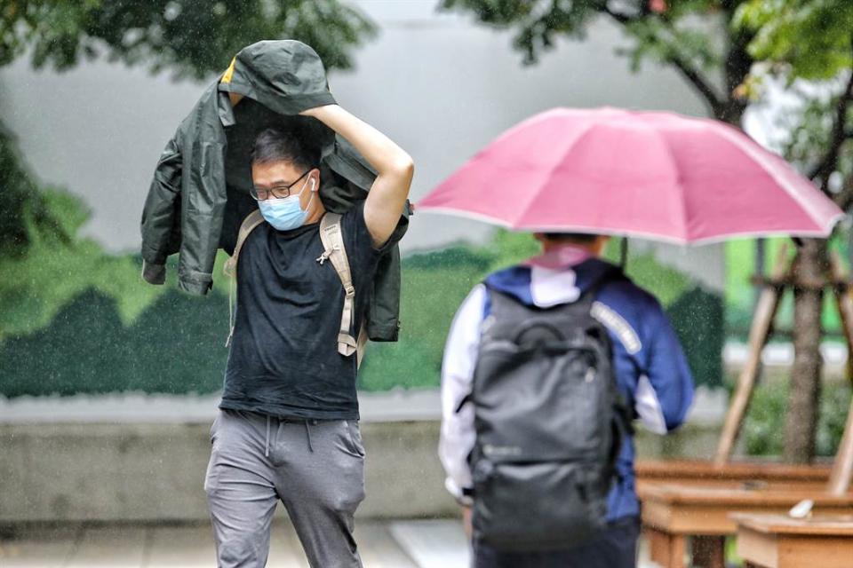 中央氣象局表示，今(21日)晚起東北季風增強，氣溫下滑、雨勢也更明顯，下周恐又有颱風。(圖/杜宜諳攝)