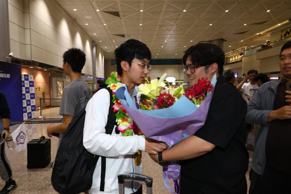 冷靜表現擊敗強敵的台灣棋手許皓鋐昨風光返台，感謝眾人的支持與關心。