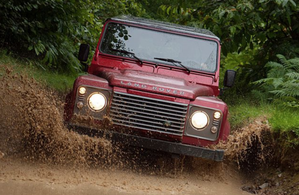 擁有深厚越野能力的 Defender，是 Land Rover 的重點產品之一，面對中國車廠的山寨歪風，新世代車型的設計風格只好先保密到家。