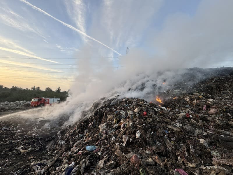 雲林崙背豐榮垃圾場接連火警 雲林縣崙背鄉豐榮垃圾掩埋場堆置8900公噸垃圾， 113年3月底發生2次火警，初步研判起火原因是垃圾 分類不完善導致，掩埋場已增加消防池等設備，提升 自我防護能力，雲林縣環保局將持續協助去化垃圾。 （雲林縣消防局提供） 中央社記者姜宜菁傳真  113年4月8日 